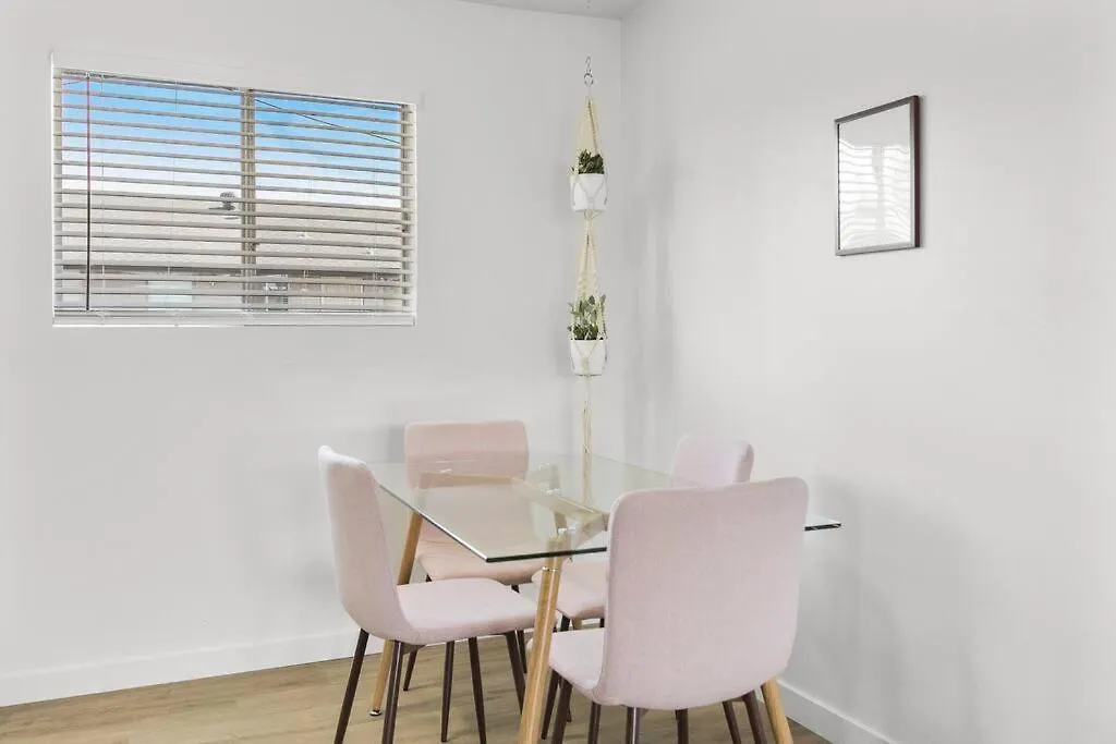 Contemporary Condo In Central Biltmore Phoenix Apartment